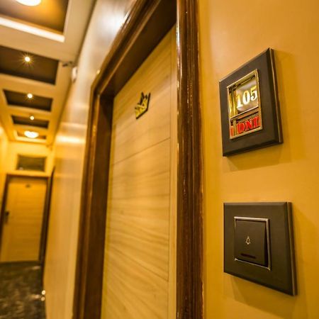 Hotel Golden Crown Мумбаи Экстерьер фото