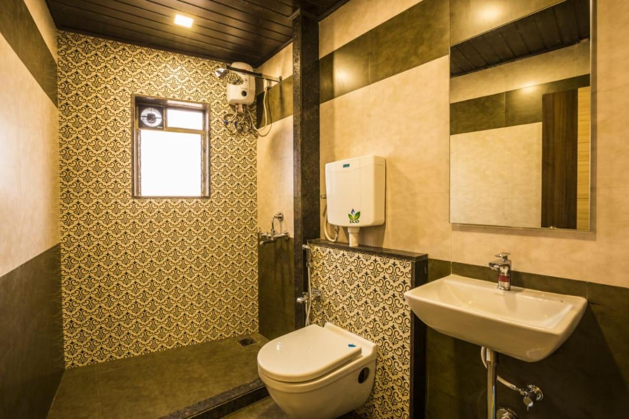 Hotel Golden Crown Мумбаи Экстерьер фото